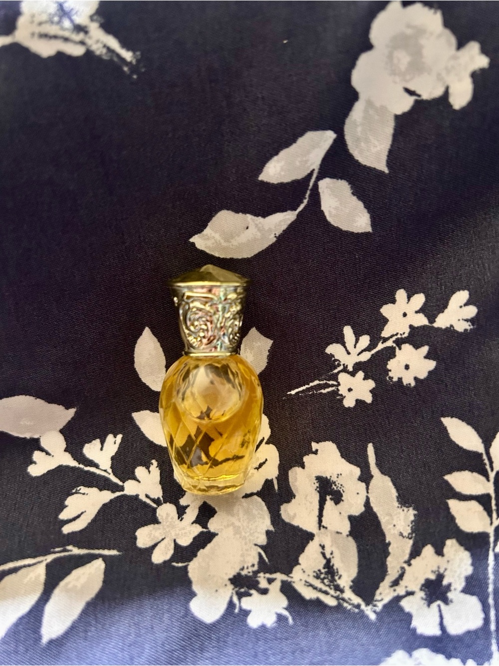 Jessica McClintock Jess Mini Perfume Bottle in Gold 🦋 - Picture 5 of 6